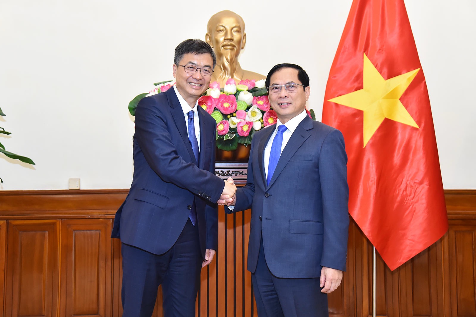 Phó Thủ tướng Chính phủ, Bộ trưởng Bộ Ngoại giao Bùi Thanh Sơn hội đàm với Bí thư Đảng ủy Khu tự trị dân tộc Choang Quảng Tây, Trung Quốc Trần Cương